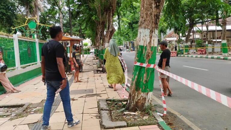 Satpol PP Pamekasan Pasang Garis PolPP Line Demi Aturan, PKL Taman Arek Lancor Ngotot Jualan