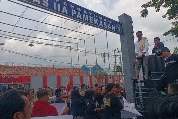 Demonstrasi AMI Temukan Narkoba Kurang Lebih 200 Gram di Lapas Kelas IIA Pamakasan