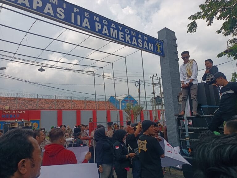 Demonstrasi AMI Temukan Narkoba Kurang Lebih 200 Gram di Lapas Kelas IIA Pamakasan