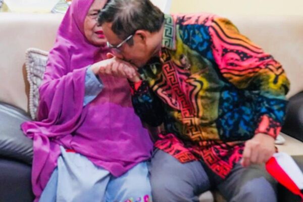 Ibunda Meninggal Dunia Hari Jum’at, Mahfud MD: Beritahu Ayah Tugas Jaga Anak-Cucu Selesai