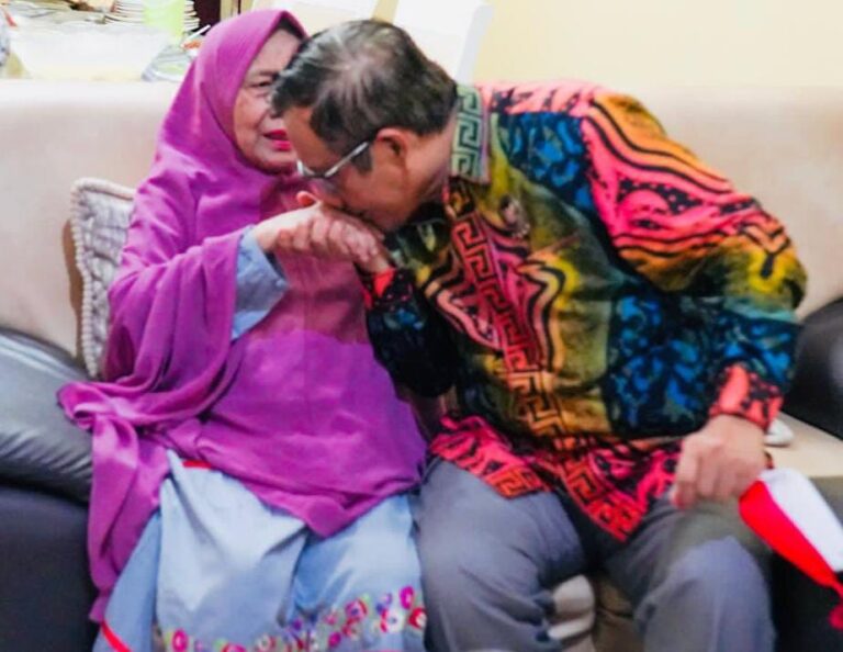 Ibunda Meninggal Dunia Hari Jum’at, Mahfud MD: Beritahu Ayah Tugas Jaga Anak-Cucu Selesai