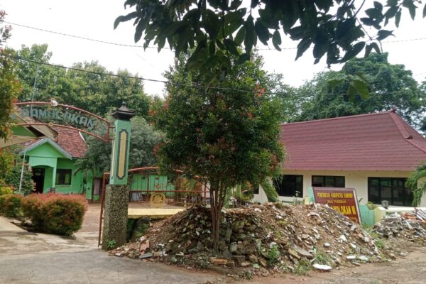 Rp400 Juta Tidak Cukup, Atap Ruang Belajar SDN III Pamolokan Dibiarkan Bolong