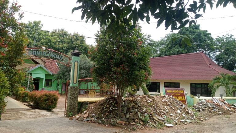 Rp400 Juta Tidak Cukup, Atap Ruang Belajar SDN III Pamolokan Dibiarkan Bolong