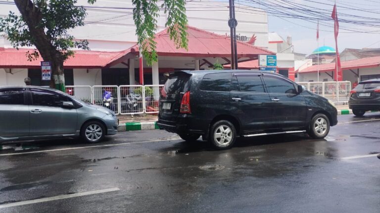 PKL Arek Lancor Pamekasan Menjamur, Parkir Liar Semakin Subur, Dishub-Satlantas “Turun Gunung”