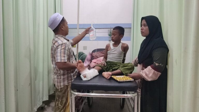 Bawa Bocah 9 Tahun Periksa ke Daratan,  Nakes Nonggunong Ini Terjang Badai Setinggi Dua Meter