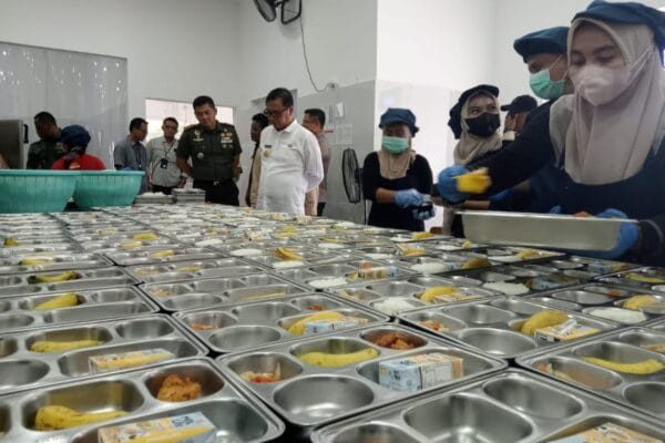 Kekurangan Dapur, Makan Bergizi Gratis Fokus di Kota, Pj Bupati Pamekasan Harap Jangkau Pelosok Desa