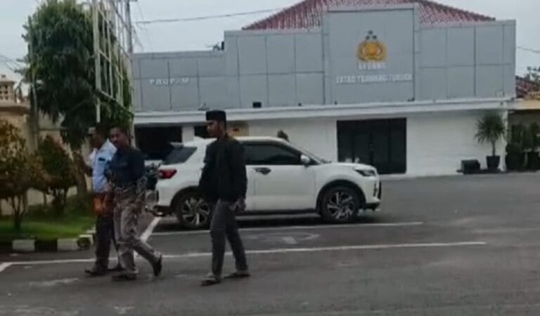 Oknum PKL Terduga Pelaku Intimidasi Jurnalis JTv Diperiksa Polres Pamekasan