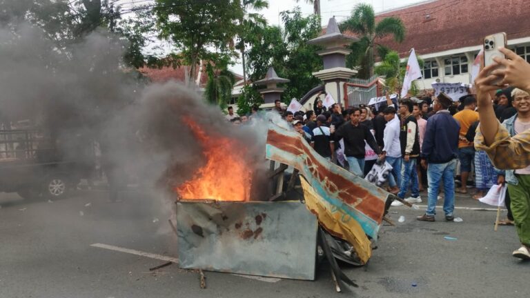Mahasiswa-PKL Arlan Demo DPRD, Sentil Food Colony-Parkir Liar