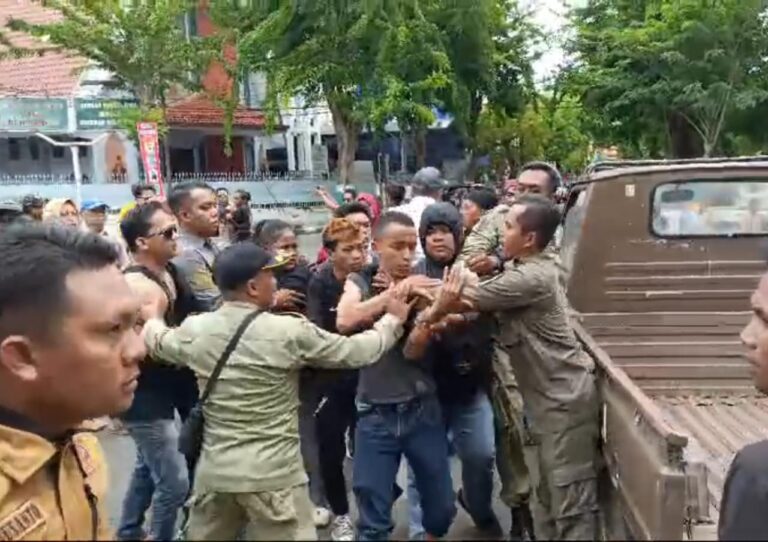 PKL Arek Lancor-Satpol PP Pamekasan Ricuh Gegara Ditertibkan