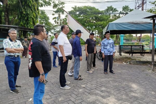 Sodorkan Surat Perjanjian Ambil Alih Kios, Istri Bupati Pamekasan Diduga Terlibat Sengketa Eks PJKA, KH Kholil: Silahkan Selesaikan Sendiri