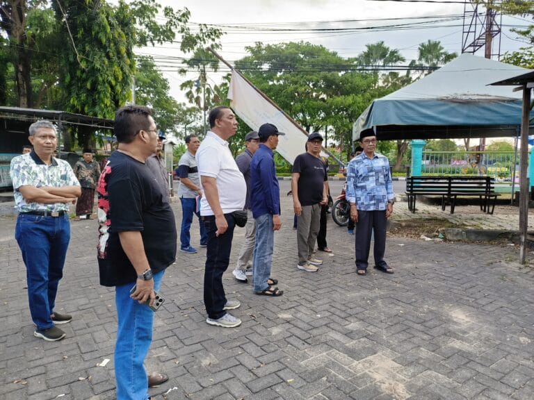 Sodorkan Surat Perjanjian Ambil Alih Kios, Istri Bupati Pamekasan Diduga Terlibat Sengketa Eks PJKA, KH Kholil: Silahkan Selesaikan Sendiri