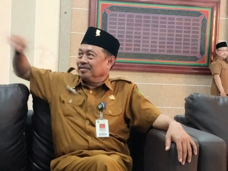 Edy Rasiyadi Serahkan Pengganti Sekda Kepada Bupati Sumenep