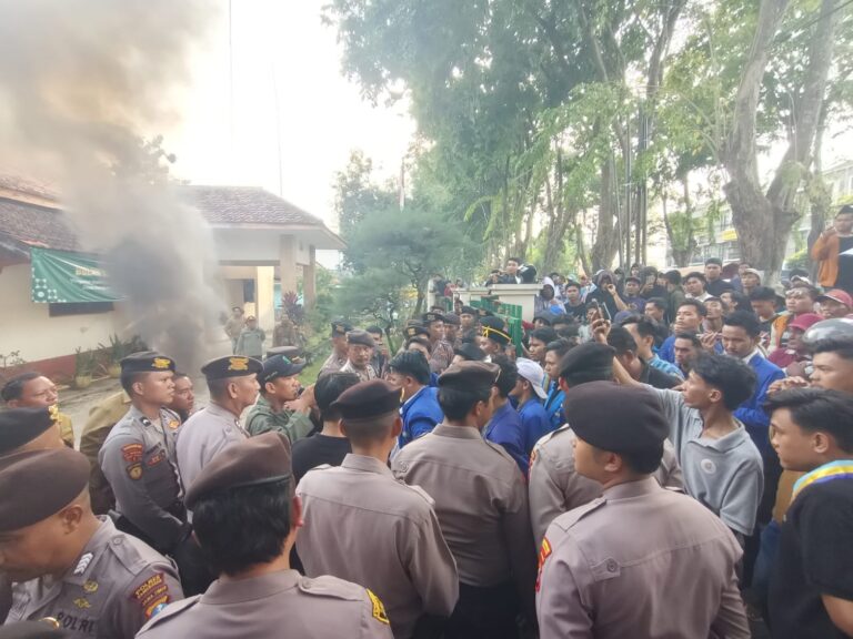 Aktivis PMII Pamekasan Demo Perhutani, Desak Cabut Laporan Pengrusakan Mangrove