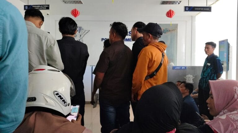Warga Kesal Pelayanan SIM di Samsat Sumenep Antre 4 Jam, Padahal Hanya Perpanjang