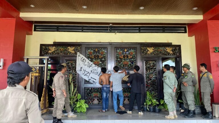 Aksi Mahasiswa Evaluasi 100 Hari Kepemimpinan Fauzi-Imam Ricuh, AMS Segel Kantor Bupati Sumenep