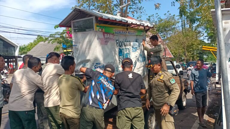 Siap-siap! Satpol PP Pamekasan Mulai Angkut Rombong PKL Tidak Bertuan Sepanjang Arek Lancor 