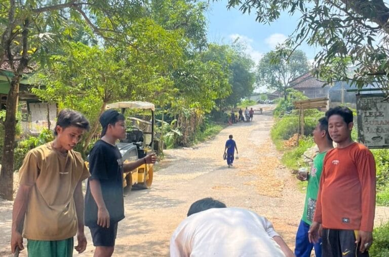 Dana Pemerintah Batal Perbaiki Jalan, Sumbangan Sukarela Warga Palengaan Laok Pamekasan Terkumpul Rp34 Juta