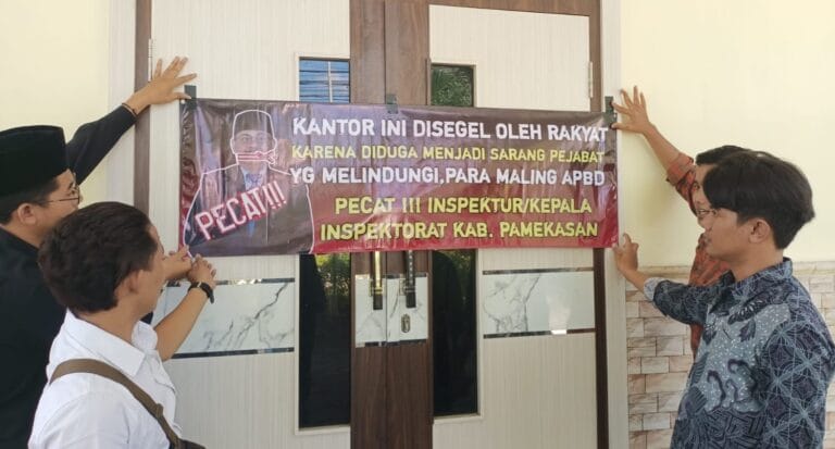 Desak Hasil Audit Gebyar Batik, Dear Jatim Segel Kantor Inspektorat Pamekasan