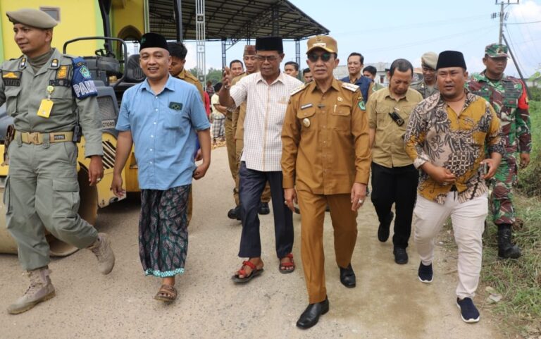 Hebat! Warga Swadaya Perbaiki Jalan 4,5 Kilometer, Bupati Pamekasan Tinjau Langsung dan Dapat Sambutan Hangat