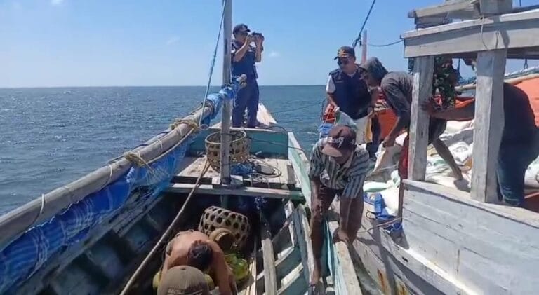 Nyaris Celaka! Kapal Bermuatan Beras Bulog Tabrak Karang di Raas