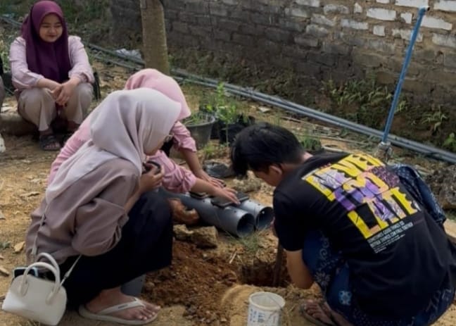 Kurangi Sampah, Mahasiswa UIN Madura Edukasi Biopori ke Warga