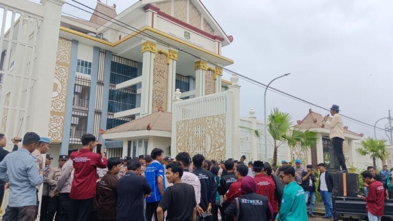 Aksi Mahasiswa UPI Sumenep di DPRD Soroti Wacana Pilkada Tidak Langsung