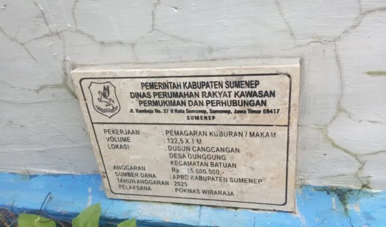 Diduga Anggaran Rp145,5 Juta, Namun di Prasasti Tertulis Rp45 Juta: Proyek Pagar Kuburan Desa Gunggung Disorot