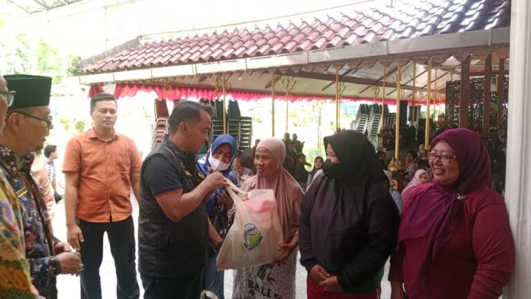Berkah Ramadan, Ratusan Pasukan Kuning Terima Paket Sembako dari Bupati Bangkalan