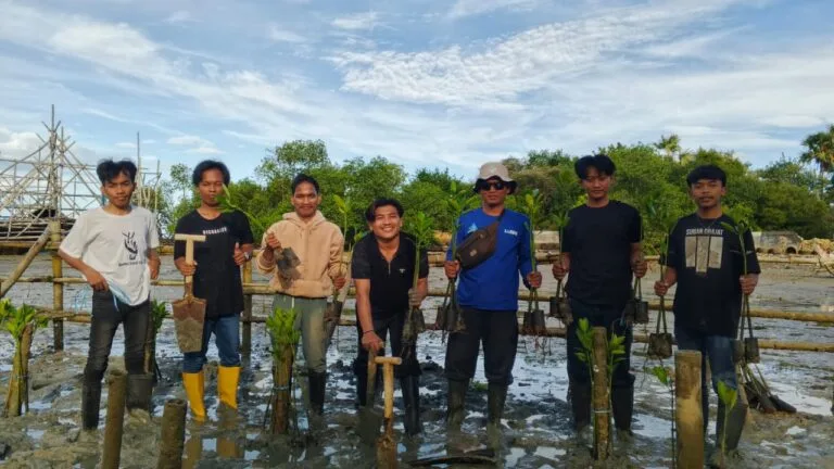 Peringati Hardiknas, IMABA Sumenep-Pokmaswas Reng Paseser Aksi Peduli Lingkungan dengan Tanam Mangrove